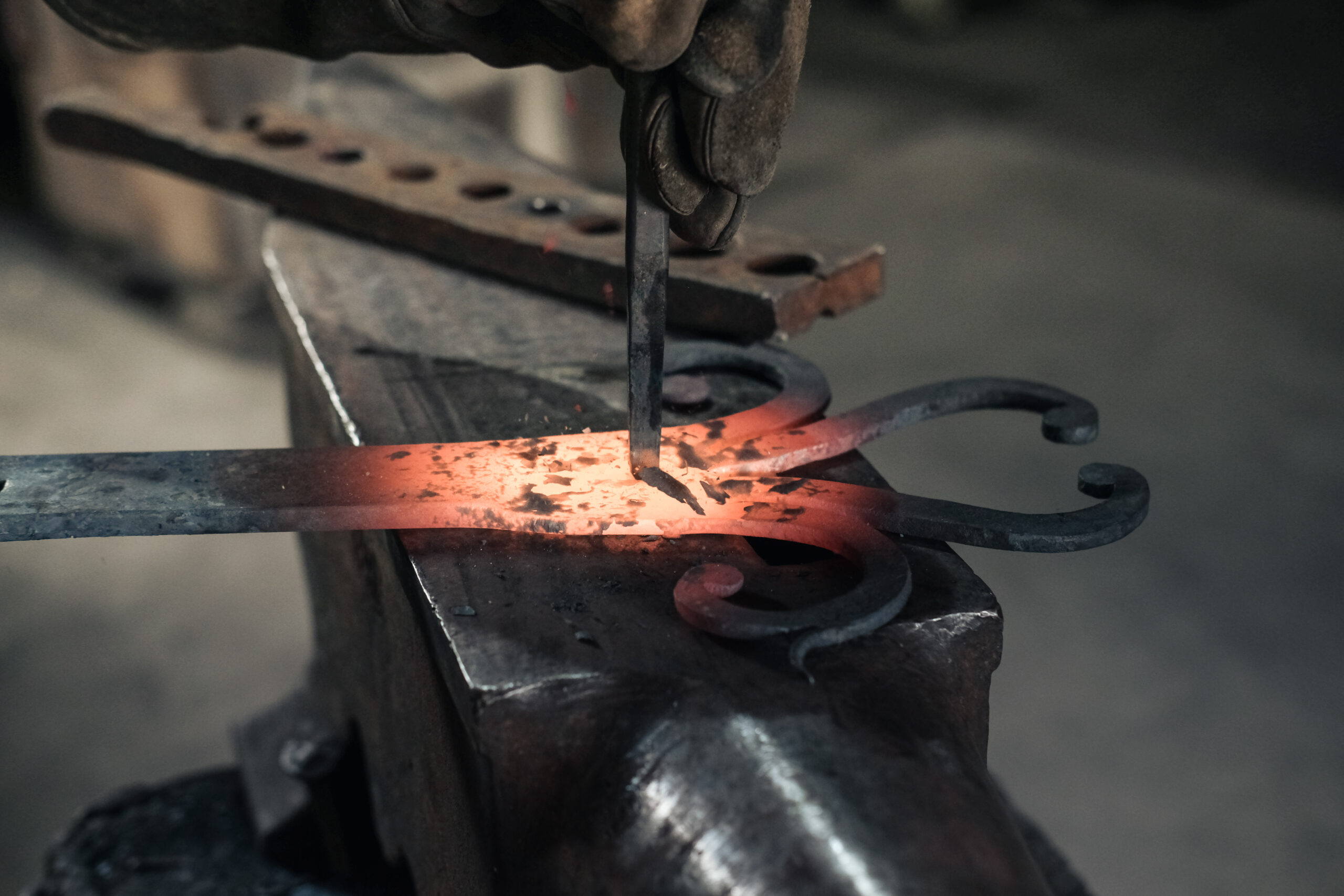 Découvrez comment choisir un stage de forge et ferronnerie : formats, prix, sécurité, gestes appris et critères pour réserver sereinement.